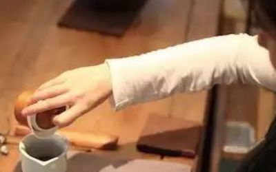 三才蓋碗的正確拿法，三才蓋碗抓碗法圖解