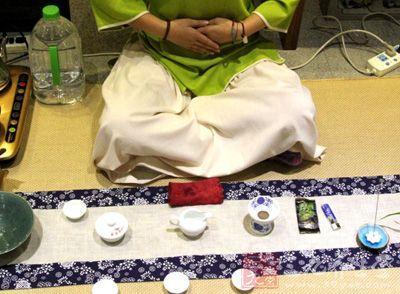 女士喝茶的手勢，女人正確喝茶手勢姿勢圖