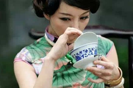 女士喝茶優(yōu)雅姿勢(shì)，女士正確喝茶姿勢(shì)禮儀