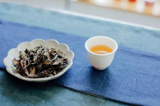 福鼎白茶能長(zhǎng)時(shí)間悶泡嗎，老白茶可以悶著喝嗎？