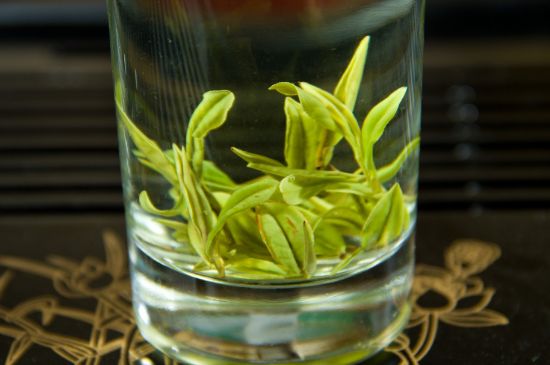 安吉白茶冷藏好還是冷凍好？這個(gè)需要根據(jù)存放時(shí)間來(lái)選擇