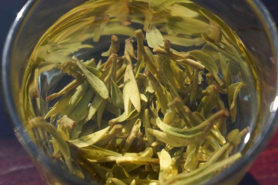 安吉白茶冷藏好還是冷凍好？這個(gè)需要根據(jù)存放時(shí)間來(lái)選擇