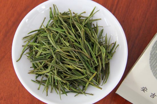 安吉白茶冷藏好還是冷凍好？這個(gè)需要根據(jù)存放時(shí)間來(lái)選擇