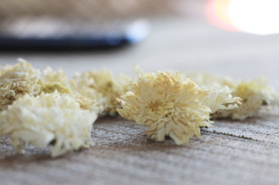 菊花茶買小朵還是大朵，泡茶用的小菊花和大菊花哪個(gè)好