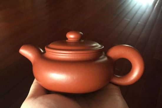 朱泥<a href=http://www.iremcollection.com/chaju/zisha/ target=_blank class=infotextkey>紫砂壺如何開壺</a>，朱泥壺日常泡茶養(yǎng)護