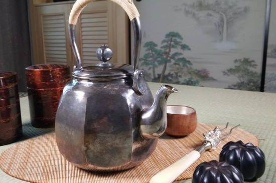 銀壺?zé)笏镉泻谏臇|西，為什么銀壺里有黑點(diǎn)