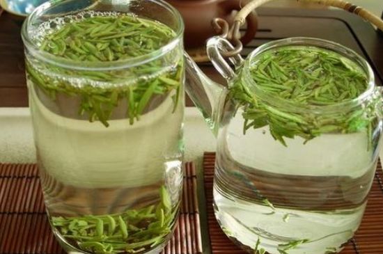 竹葉青和雀舌哪個貴，竹葉<a href=http://www.iremcollection.com/fenlei/wulongcha/ target=_blank class=infotextkey>青茶</a>貴嗎？