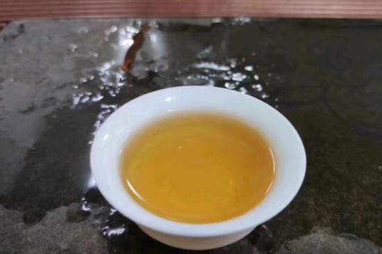 新舊白茶怎么區(qū)分，怎么分辨白茶是新還是舊