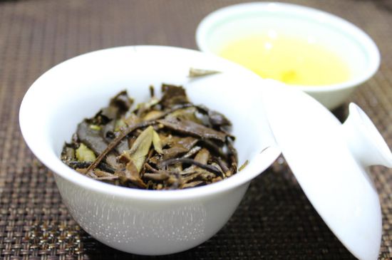 怎么撬老白茶茶餅不容易碎，福鼎白茶如何撬茶方法