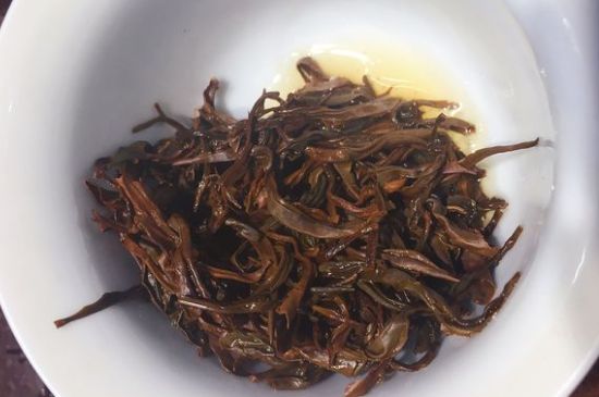 女人喝紅茶好還是喝普洱茶好，普洱茶和紅茶哪個適合女人喝