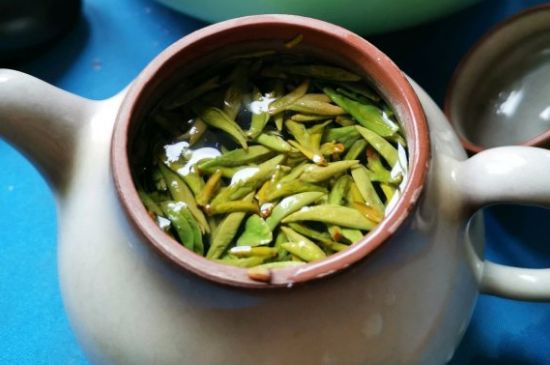 龍井茶放二年了能喝嗎，過期龍井茶的妙用！